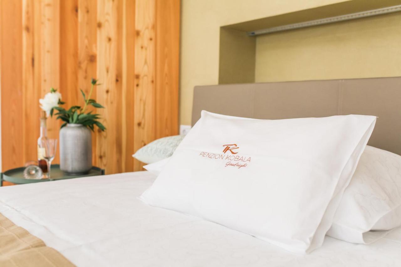 Hotel Penzion Kobala 托尔明 外观 照片
